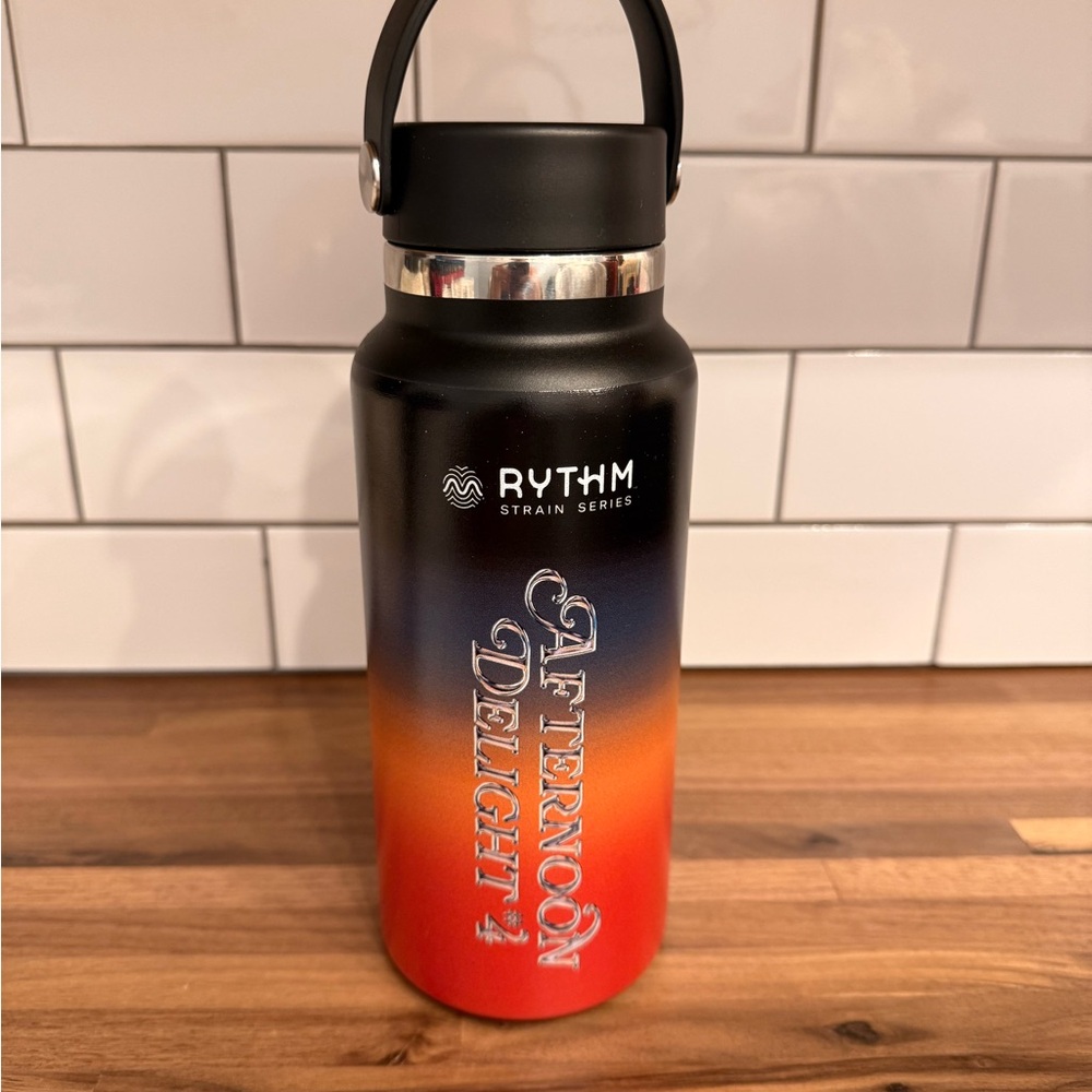 Rhythm. Gradient Insulated Water Bottle - Black, Blue, Red